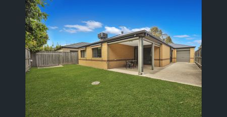 Stunning family home with every feature you could want!! - Photo 3