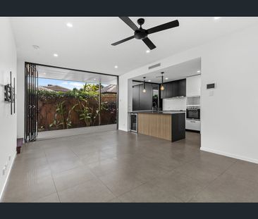 Modern luxury living in the heart of Albany Creek - Photo 1