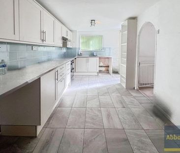 Elmgreen, Basildon - Photo 2