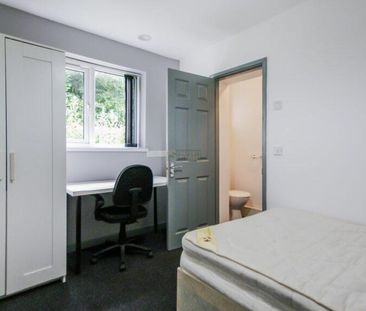 8 bedroom end of terrace house to rent - Photo 3