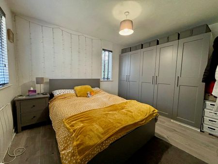 Ashridge, Farnborough, Hampshire, GU14 - Photo 2