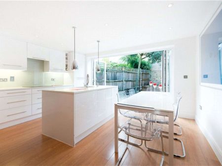 Contemporary two bedroom, two bathroom ground floor flat with wood floors, a private garden and a cellar. - Photo 5
