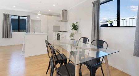 Sunny, Spacious Home in Te Atatu South – $500pw | - Photo 3