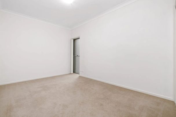 Spacious Two-Bedroom Apartment with Park Views in Annerley - Photo 1