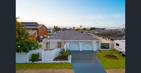 Spacious 3 bedroom Waterfront Home with natural sunlight all day long - Photo 4