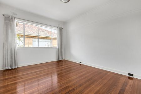 CLASSIC SPACIOUS ART DECO APARTMENT - Photo 2