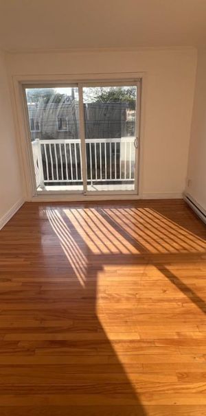 APPARTEMENT À LOUER 41/2 5 MINUTES À PIED DU MÉTRO CADILAC LIGNE DIRECT AU CENTRE VILLE TRÈS TRANQUILLE TRÈS PROPRE TRÈS TRANQUILLE TRÈS ÉCLAIRER PAS - Photo 1