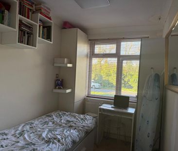 1 bedroom in a house share to rent - Photo 2