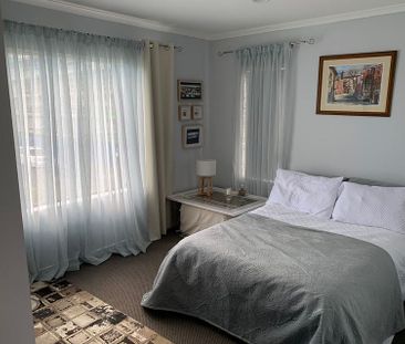 Charming 3BR Townhouse in Flat Bush - Photo 4