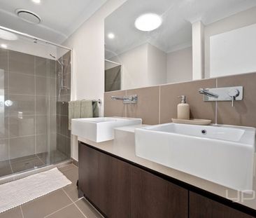 MODERN AND STYLISH TOWNHOUSE TWO BEDROOMS - Photo 5