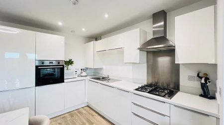 4 bedroom semi-detached house to rent - Photo 3