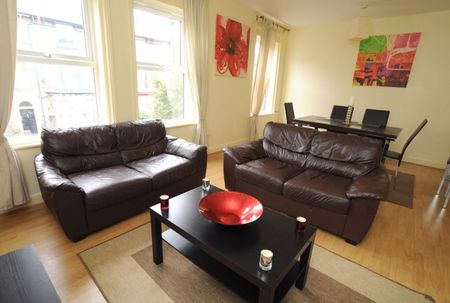 MODERN 6 BEDROOM TERRACE NEAR TOWN CENTRE INCLUDING ALL UTILITIES - Photo 2