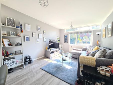 1 bedroom Flat To Let - Photo 3