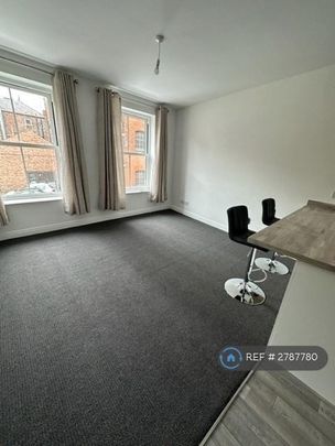 4 bedroom flat to rent - Photo 1