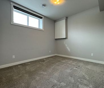 2 Bedroom Lower Unit in Evergreen - Photo 4