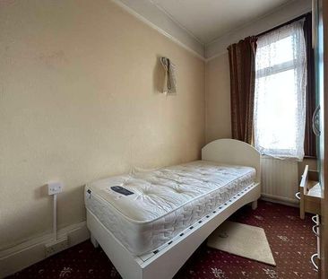 Charlbury Gardens, Seven Kings, IG3 - Photo 3