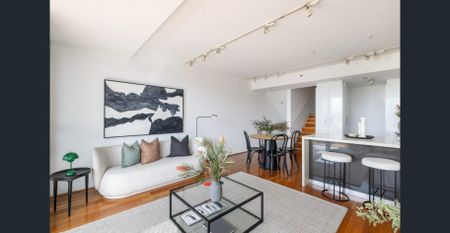 North facing split level apartment with district views - Photo 3