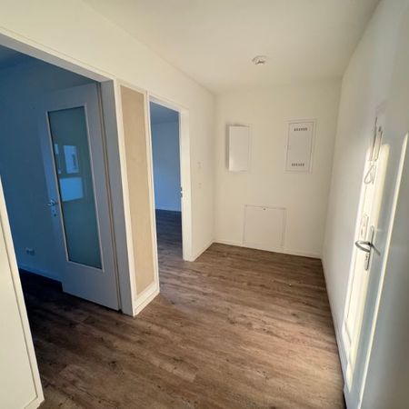 Moderne 2-Zimmer-Terrassenwohnung mit Einbauküche, Fußbodenheizung und Tiefgaragenstellplatz - Photo 4