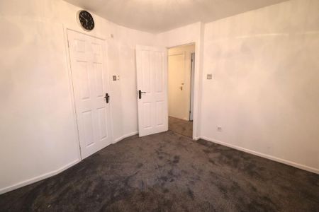 4 bedroom semi-detached house to rent - Photo 2