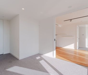 Sleek Two-Bedroom Apartment in South Melbourne - Photo 3
