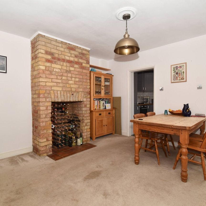 Albany Road, Hersham, KT12 - Photo 1