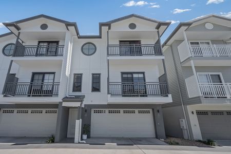 Semi Furnished - Luxury Living! - Photo 3