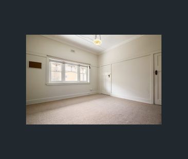 SPACIOUS 2 BEDROOM IN THE HEART OF ELSTERNWICK. AVAILABLE NOW. - Photo 3