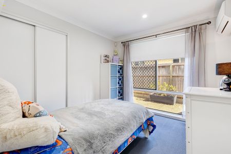 Modern Comfortable home in a Family-Friendly Neighbourhood with Solar - Photo 4