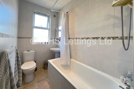5 Bedroom Mid Terraced House for rent in Ash Road - Photo 2