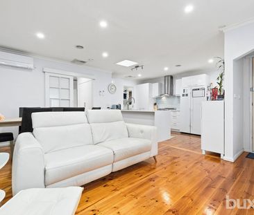 RENOVATED SPACIOUS 2 BEDROOM UNIT WITH TWO LIVING AREAS - Photo 5