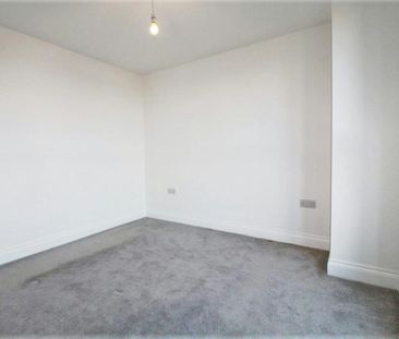 Flat to rent on - Photo 2