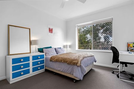 Light-Filled 2 Bedroom Unit - Leafy First Floor Location - Photo 2