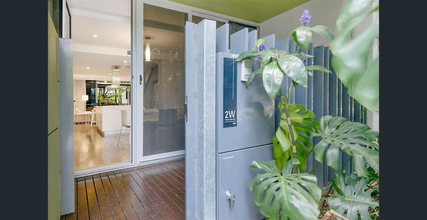 Three level town house. - Photo 1