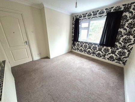 4 bedroom semi-detached house to rent - Photo 5