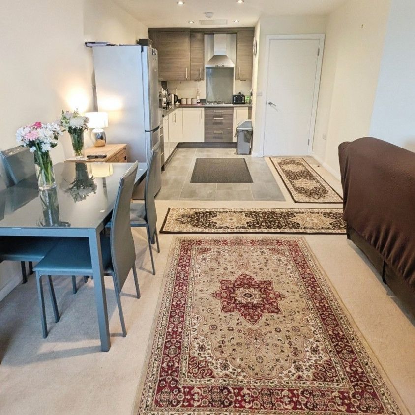 2 bedroom Flat To Let - Photo 1