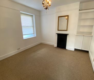 £1,400 PCM, Spacious Three Double Bedroom Maisonette with Enclosed ... - Photo 4