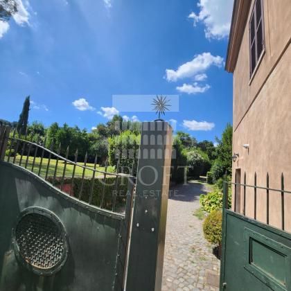 Appia Antica: Charming, newly renovated loft, fully equipped kitchen, living room with fireplace, loft bedroom, modern bath. Antique ceilings, air conditioning. Located in beautiful historic complex direclty in front of archeological parks. Ref 2271 - Photo 5