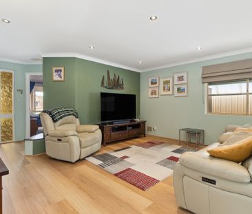 Stunning family home a stones throw away from the beach! - Photo 2