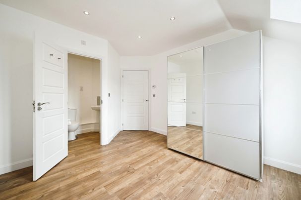 Bright and airy 2 bedroom flat to let in Wokingham - Photo 1