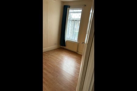 4 Bed Terraced House, Hall Road, E6 - Photo 3