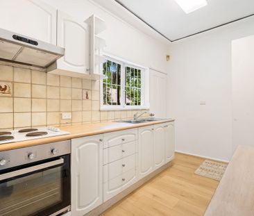 Renovated House With Backyard - Photo 3
