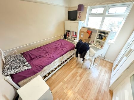2 Bed Terraced House, Ingleton Road, N18 - Photo 4
