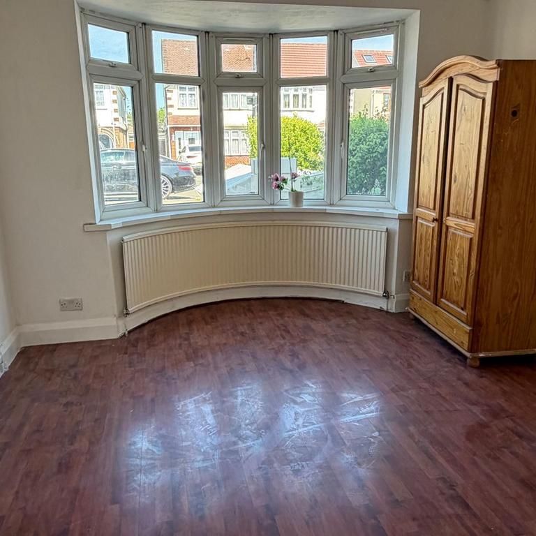 4 bedroom semi-detached house to rent - Photo 1