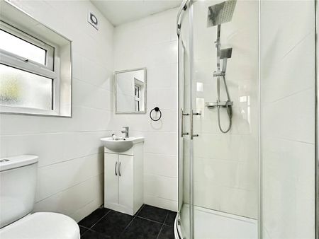 Meadow Gardens, Staines, Middlesex, TW18 3HE - Photo 2