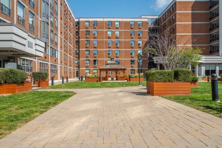 798 Richmond Street West - Photo 2