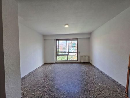 Spectacular Apartment for Rent in Malilla with Parking Space Included - Photo 2
