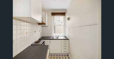 Renovated, sunlit top-floor home in garden complex Palm Court - Photo 3