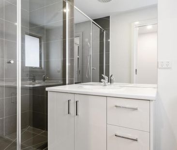 Three Bedroom Townhouse - Photo 4