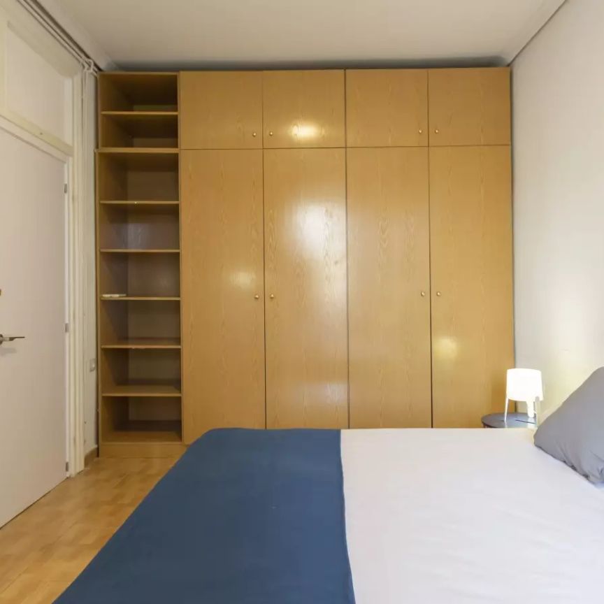 Room in a shared 6-bedroom apartment for rent in Embajadores, Madrid - Photo 1
