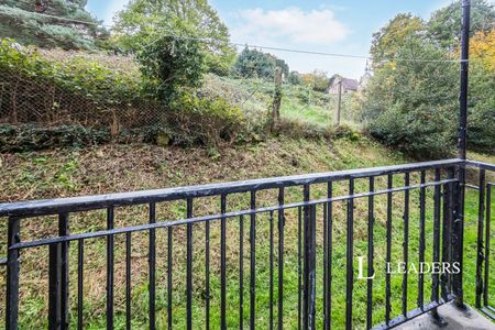 3 bedroom maisonette to rent Orchard Way, RH19 - Photo 5